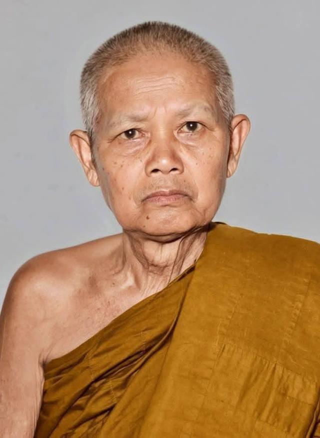 #เหรียญหลวงพ่อผาง สร้างหอสมุดประชาชน ปี2520#รุ่นนี้ผู้เฒ่าผู้แก่สมัยก่อนเรียกกันว่ารุ่นปืนแตกสภาพสวยๆไม่ผ่านการใช้งาน หายากน่าสะสมบูชาครับ