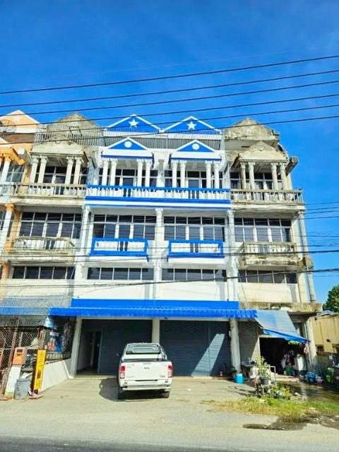 ถ.เพชรเกษม ตลาดนัดเปโตร 1.4กม.รพ.สามพราน 5.1กม.ติดถนนใหญ่ ให้เช่าตึกแถว 5ชั้น 2คูหา 43ตร.วา. 700ตร.ม. นครปฐม 1