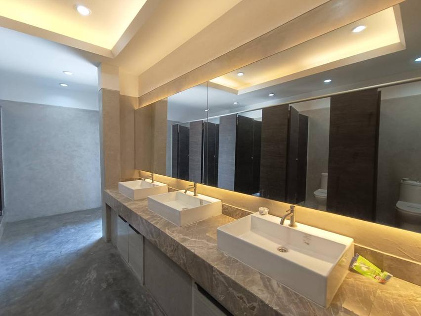 For Rent 4-fl. Office Building ( include rooftop) in Soi Convent , Silom 14