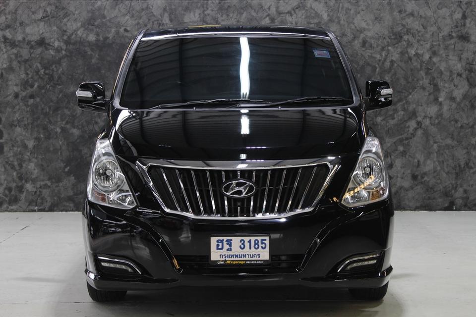 รหัสรถ JRS3185 🚐✨ HYUNDAI H-1 ปี 2017 สีดำสุดหรู สภาพพร้อมใช้ 2