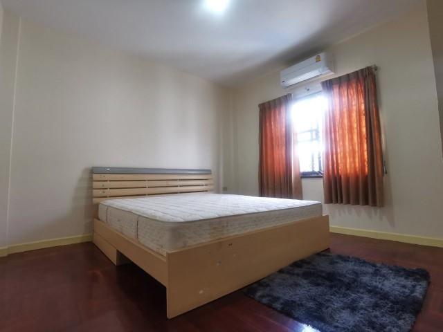 ให้เช่าทาวน์โฮม 3 ชั้น โครงการบ้านกลางเมือง รัชดา-ลาดพร้าว มี3ห้องนอน4ห้องน้ำ ราคาเช่าเดือนละ 30,000 บาท/เดือน (จดทะเบีย 5