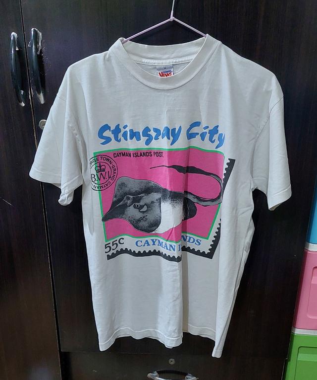 เสื้อยืดวินเทจ ลาย "Stingray City" (Cayman Islands) เป็นดีไซน์ยอดนิยมจากช่วงยุค 90s