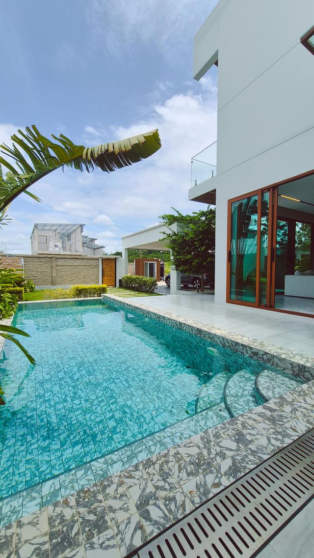 Luxurious corner house on the front plot, the largest of 8 houses at 118 sq.wa., near 2 golf courses, fully furnished, move-in ready. 5