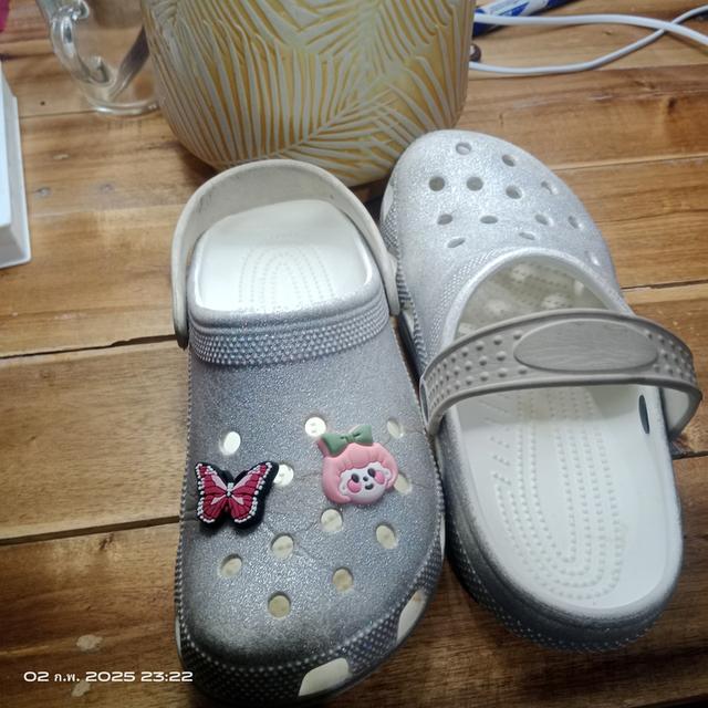 รองเท้า CROCS มือ2 แท้ 100% สีเงินกากเพชร ขนาด M5 หรือ เบอร์ 38 ยาว23-23.5ซม. สภาพเกิน80% ราคา359฿ ค่าส่ง39฿ สอบถามข้อมูลเพิ่มเติม Line : @992pqepo 5