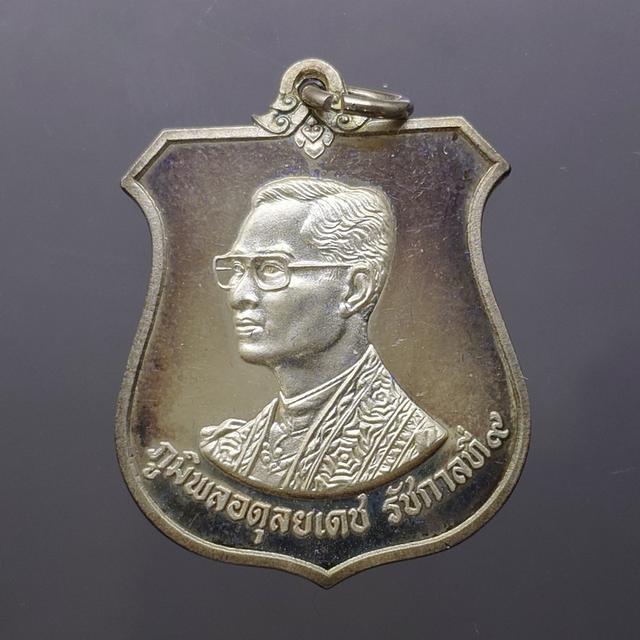 เหรียญมิ่งมหามงคล 6 รอบ ในหลวง รัชกาลที่ 9 เนื้อเงินขัดเงา ปี 2542 พร้อมกล่องเดิมๆ รูปที่ 3