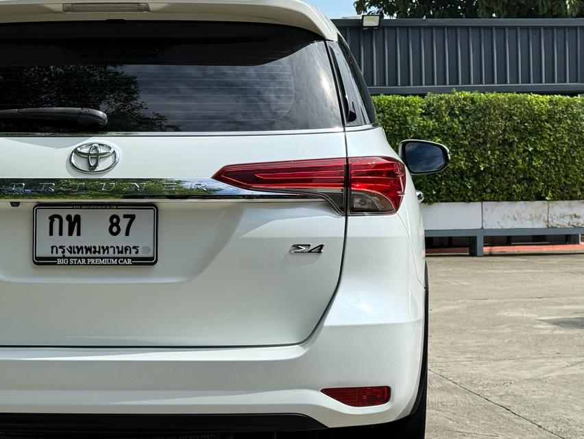 2018 TOYOTA FORTUNER 2.8V 4WD รถมือเดียวออกป้ายแดง รถวิ่งน้อย เข้าศูนย์ทุกระยะ ไม่เคยมีอุบัติเหตุครับ 9