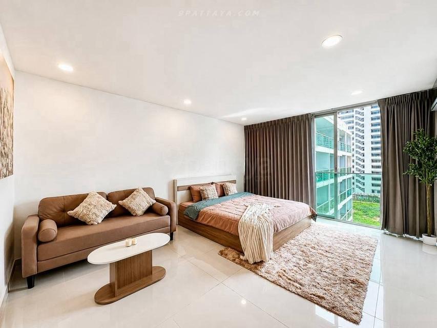 For Sale — Beachfront Studio Condo with Pool and Sea View at Club Royal PattayaStudio condo for sale at Club Royal Condominium, located in beachfront 5