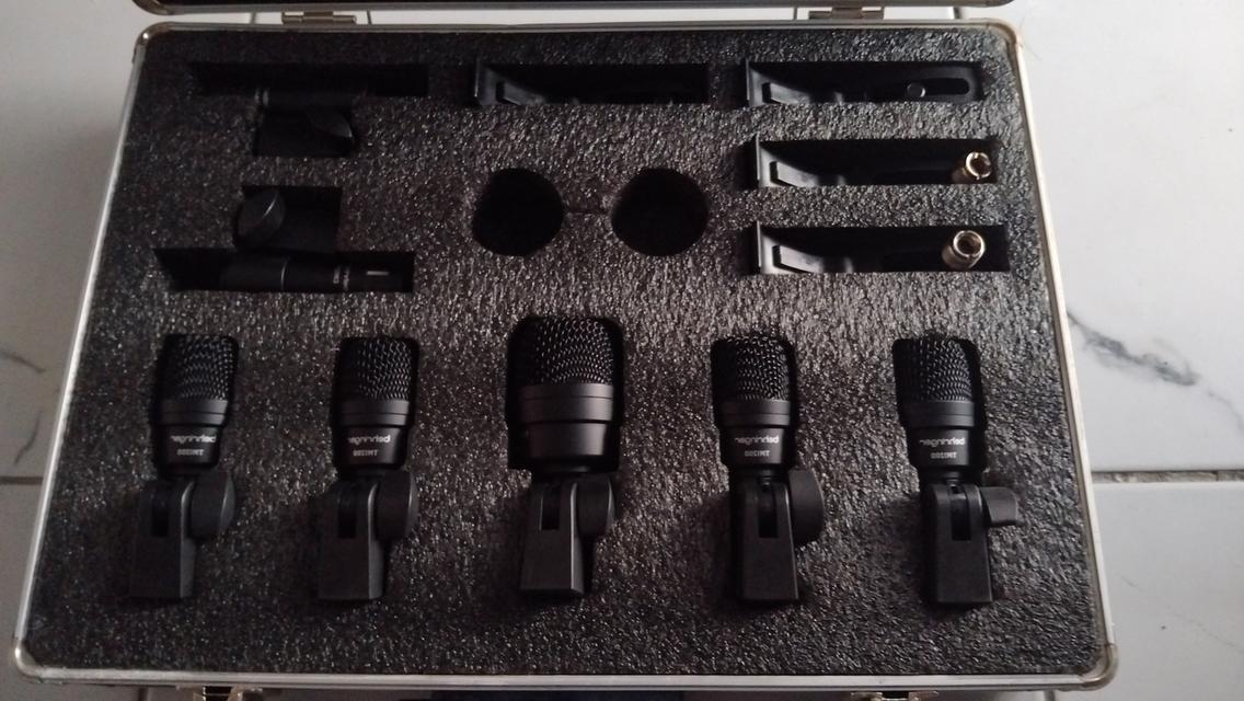 ชุดไมโครโฟนสำหรับจ่อกลองชุดยี่ห้อ Behringer รุ่น BC1200 ซึ่งมาพร้อมกระเป๋าสำหรั?