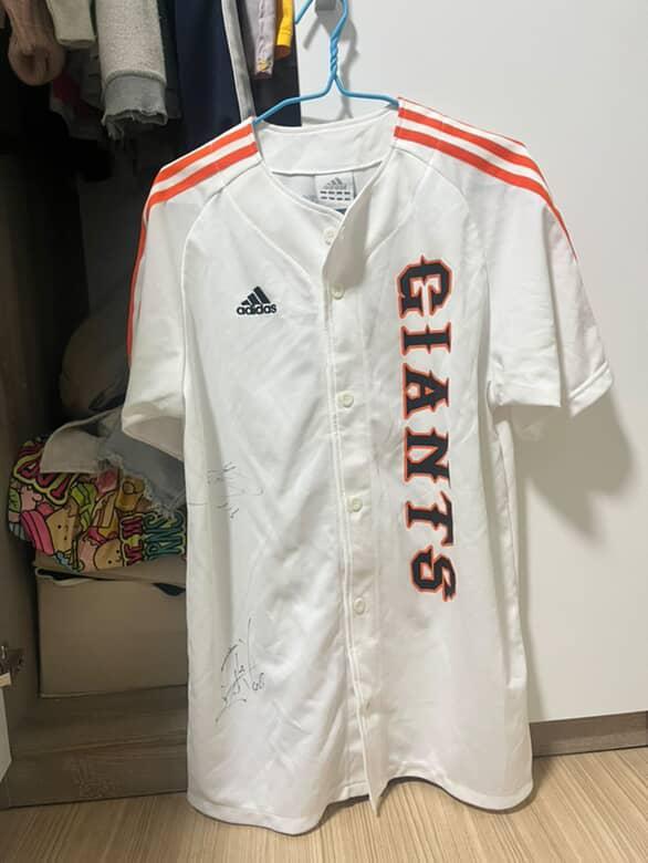 เสื้อเบสบอล Adidas Yomiuri Giants สีขาว พร้อมลายเซ็น  