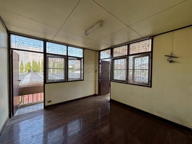 ขายบ้านเดี่ยว 2 ชั้นหลังมุม ซอยลาดพร้าว 109 ซอยข้าง รพ.เวชธานี ใกล้เดอะมอลล์บางกะปิ ใกล้รถไฟฟ้าสายสีเหลือง ขายตามสภาพ เหมาะซื้อลงทุนรีโนเวทขาย หรือรีโ 10