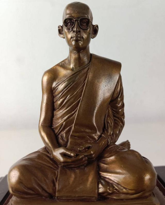 560.พระบรมรูปในหลวงทรงผนวช พลังแผ่นดิน ปี 2554 จัดสร้างเนื่องในวโรกาสครบวาระ 55 ปี ทรงผนวช