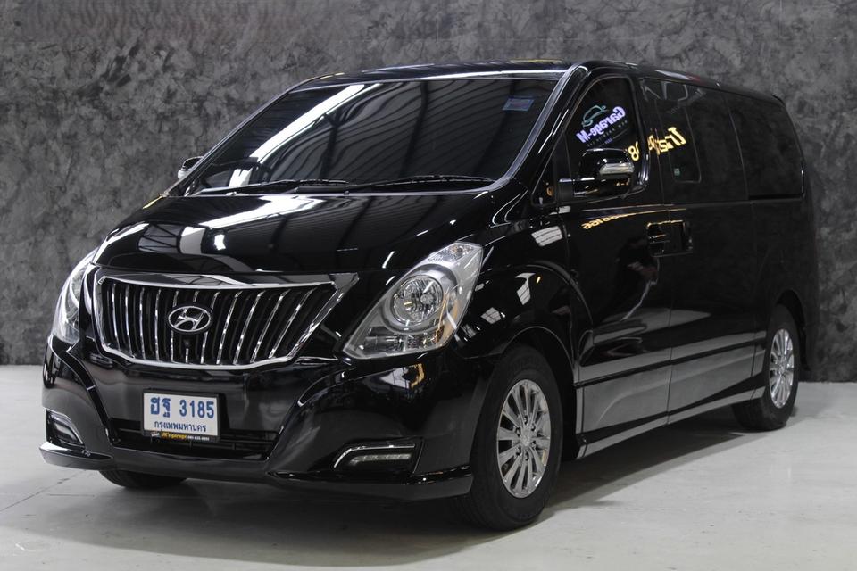 รหัสรถ JRS3185 🚐✨ HYUNDAI H-1 ปี 2017 สีดำสุดหรู สภาพพร้อมใช้