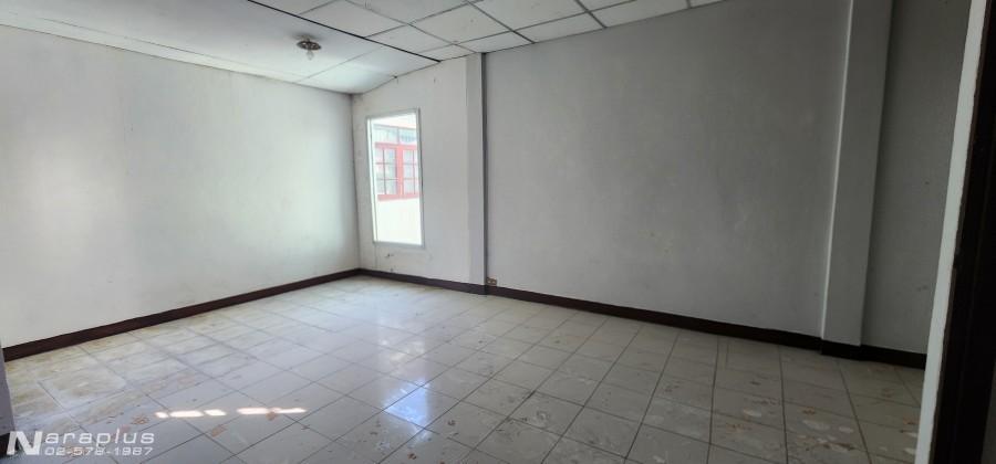 68121198 : ขายทาวน์เฮ้าส์ 2 ชั้น ต่อเติมอาคารด้านหน้าเป็นร้านค้า บนเนื้อที่ขนาด 16 ตร.ว. หมู่บ้านราณี 3 ถนนนวมินทร์ 135 กรุงเทพฯ 18