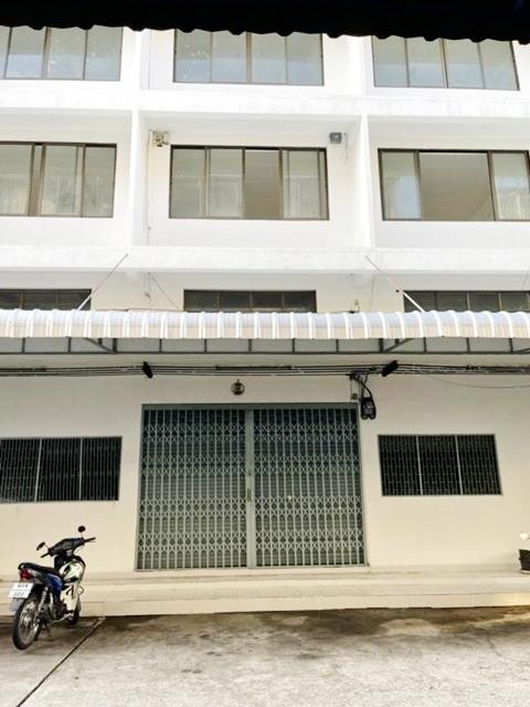 ตลาดพลู ติดถนนใหญ่ MRTท่าพระ200ม. รัชดาภิเษก-ท่าพระ โกดัง อาคารพาณิชย์ 3 คูหา 4 ชั้น 652 ตรม. 56ตรว. สี่แยกท่าพระ 2 คัน 3