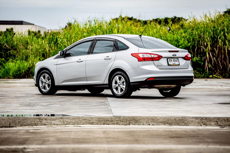 Ford focus 1.6 Sedan ปี 2012 สีเทา  9