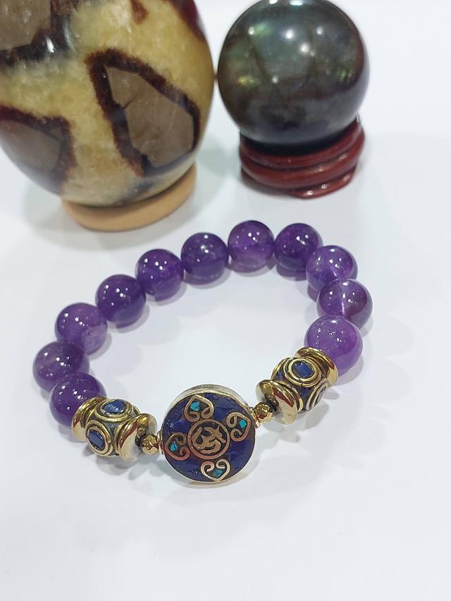 สร้อยข้อมือ Amethysts stone 12 mm With Nepal bead คละแบบ ยาว 18 cm รูปที่ 4