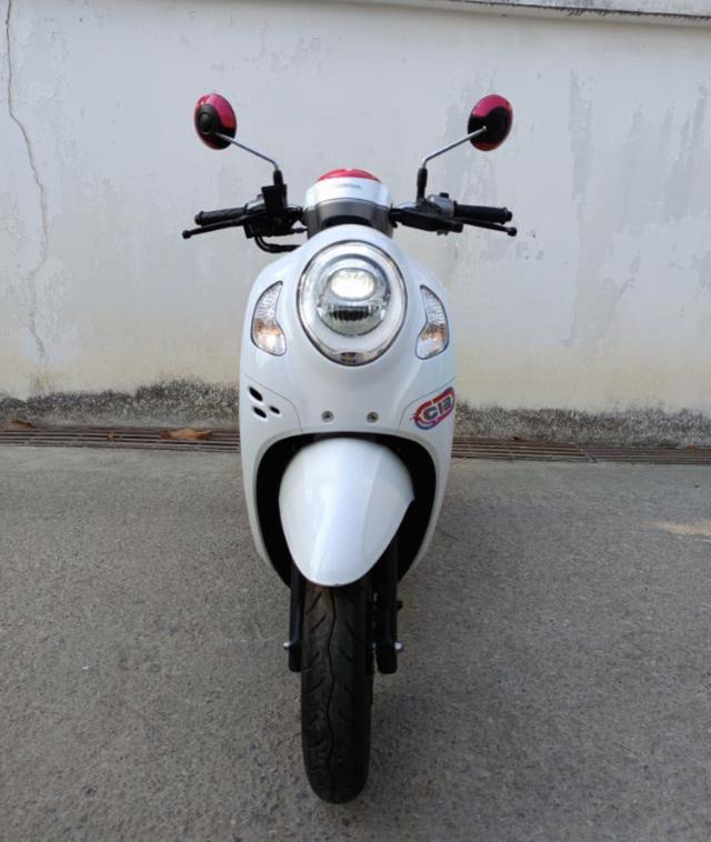 Honda Scoopyi S-12สีขาว 3