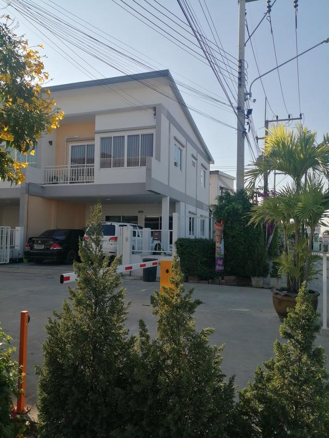 ทาวน์เฮ้าส์ขนาดใหญ่33ตรว. ลำลูกกา ใกล้ขึ้นมอเตอร์เวย์คลอง5 5
