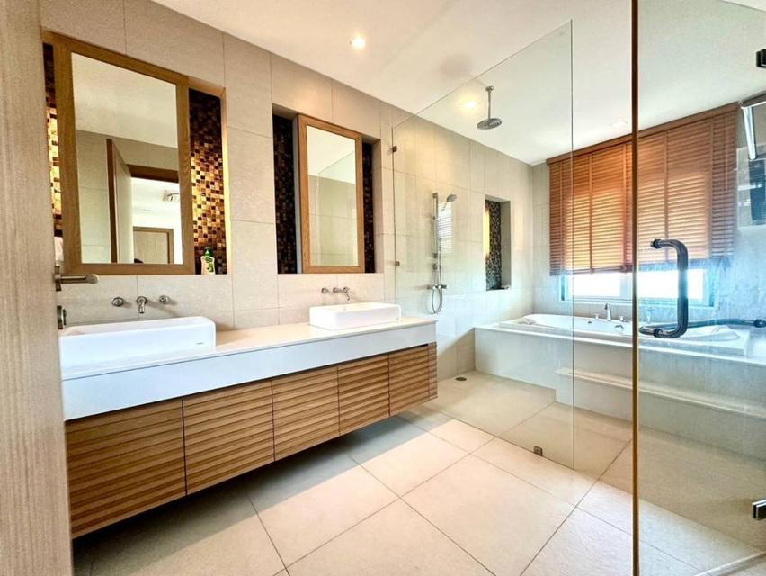 ขายบ้านเดี่ยวหรู 2 ชั้น ติดทะเล – บางเสร่ • ขนาดที่ดิน 438 ตารางวา คฤหาสน์ส่วนตัวริมทะเล บรรยากาศเงียบสงบ เป็นส่วนตัวสูง เหมาะสำหรับอยู่อาศัยระดับอัลต 4