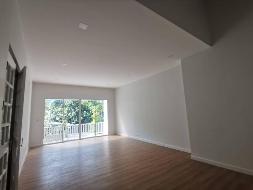 ขายด่วนทาวน์เฮาส์ 3 ชั้น - สุขุมวิท 31 8