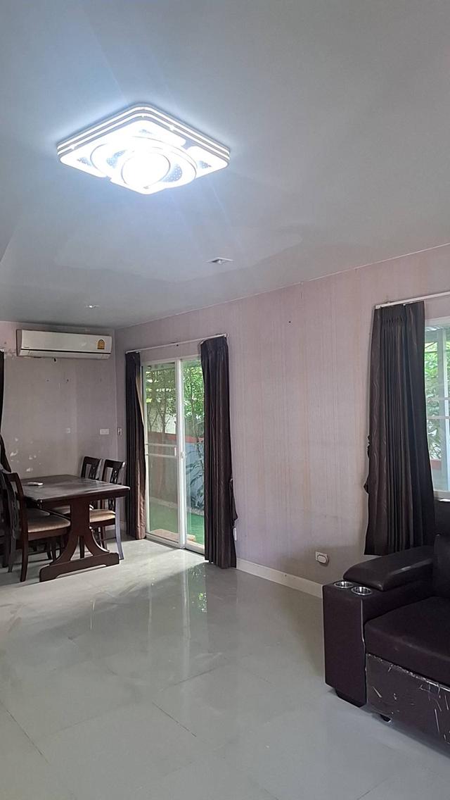 บ้านเดี่ยวสวย บรรยากาศรีสอร์ท อากาศดี บนถนนร่มเกล้า 5