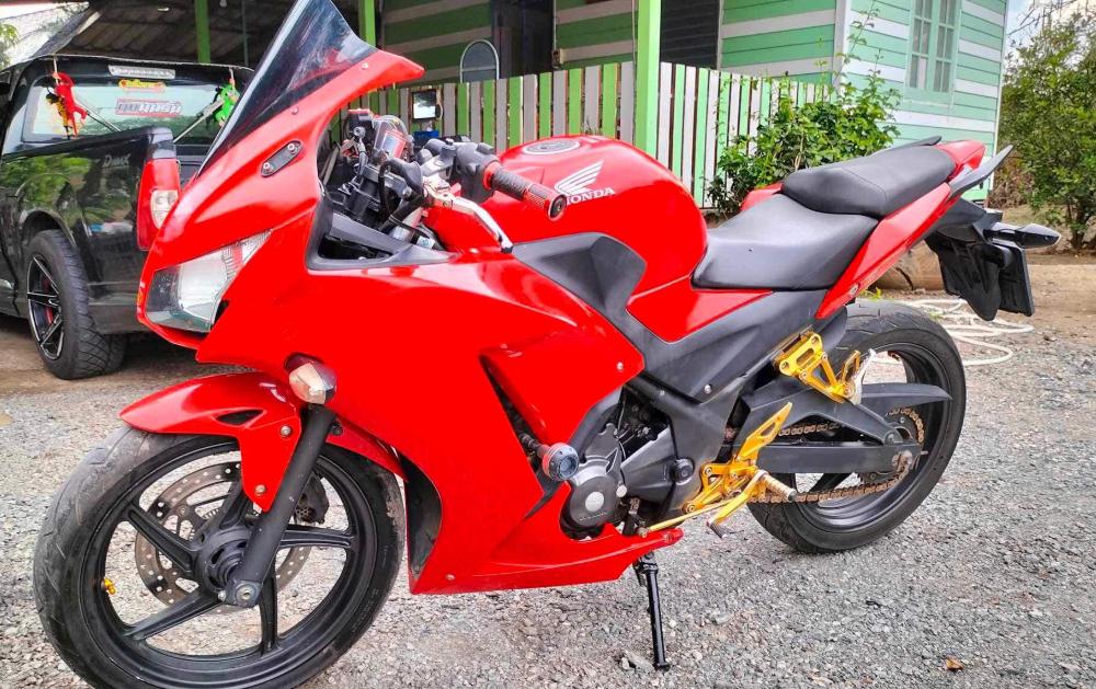 Honda CBR สีแดง 5