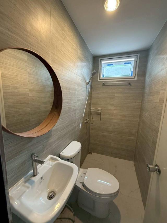 บ้านให้เช่า143ตรว.ถ.รามคำแหง60เข้าทางรามคำแหง68และกรุงเทพกรีฑา7สามารถจดในนามบริษัทได้ จอดรถได้หลายคัน ถนนหน้าบ้านกว้าง เดินทางสะดวก ว่างพร้อมเข้าอยู่ 10