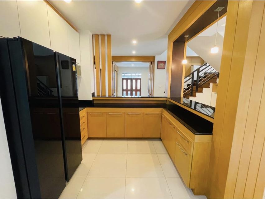 ให้เช่าบ้านเดี่ยว3ชั้นหลังใหญ่ซ.รัชดา32  มี4 ห้องนอน สวนกว้าง 6
