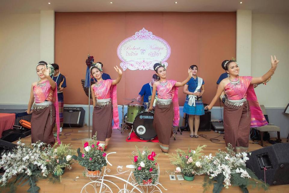 รับจัดการแสดงวงโปงลาง ดนตรีพื้นบ้านอีสาน รำพื้นบ้าน ดนตรีไทยร่วมสมัย 6
