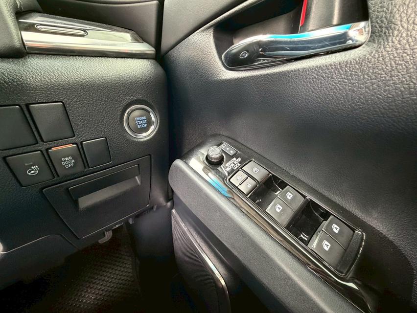 TOYOTA ALPHARD 2.5 SC PACKAGE ปี16 สีดำ 17