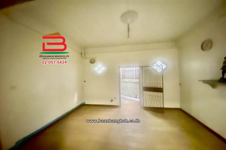 อาคารพาณิชย์ เนื้อที่ 19 ตร.ว. อยู่ระหว่าง ซอยลาดปลาเค้า 83-ซอยลาดปลาเค้า 85 ใกล้เดอะแจ๊สรามอินทรา ถนนรามอินทรา แขวงอนุสาวรีย์ เขตบางเขน 4