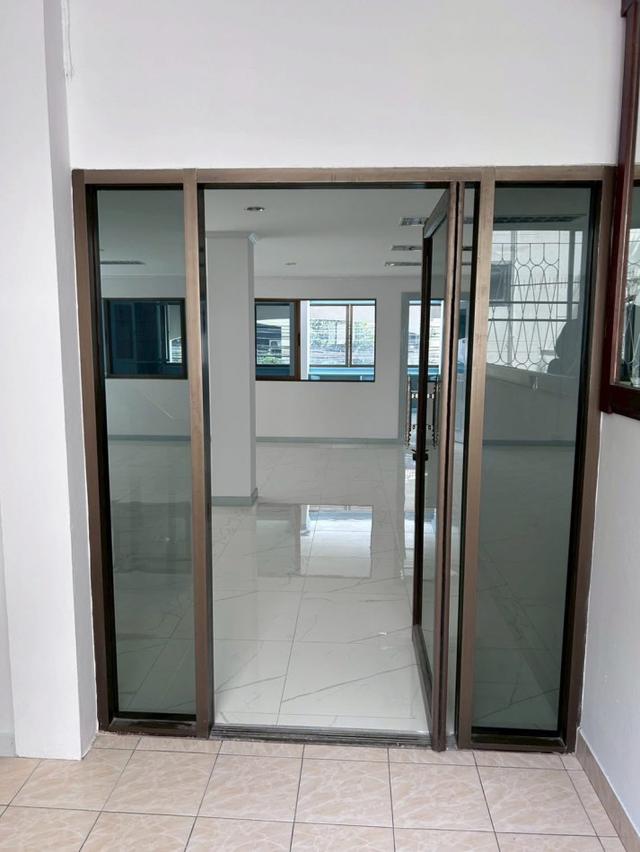 ให้เช่าอาคารสำนักงาน หมู่บ้านทาวน์อินทาวน์ 30 ตรว. 500 ตรม. 4 ชั้น ย่านลาดพร้าว ศรีวรา 2