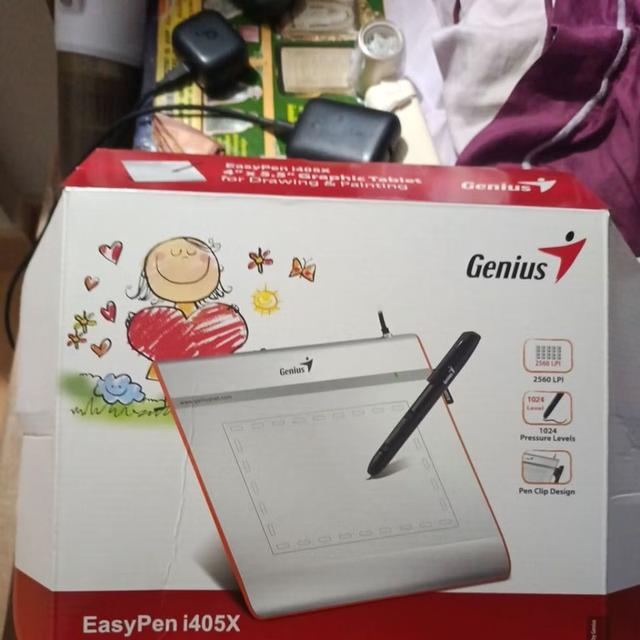 +2นี่คือเมาส์ปากกา Genius EasyPen i405X สีเงินมีพื้นที่ใช้งานขนาด 4 x 5.5 นิ้ว และความละเอียด 2560 LPIปากกามีระดับความไวต่อแรงกด 1024 ระดับ   นี่คือเม