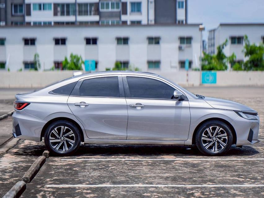 TOYOTA YARIS ATIV 1.2 Smart เกียร์ Auto สีเทา ปี2024 3
