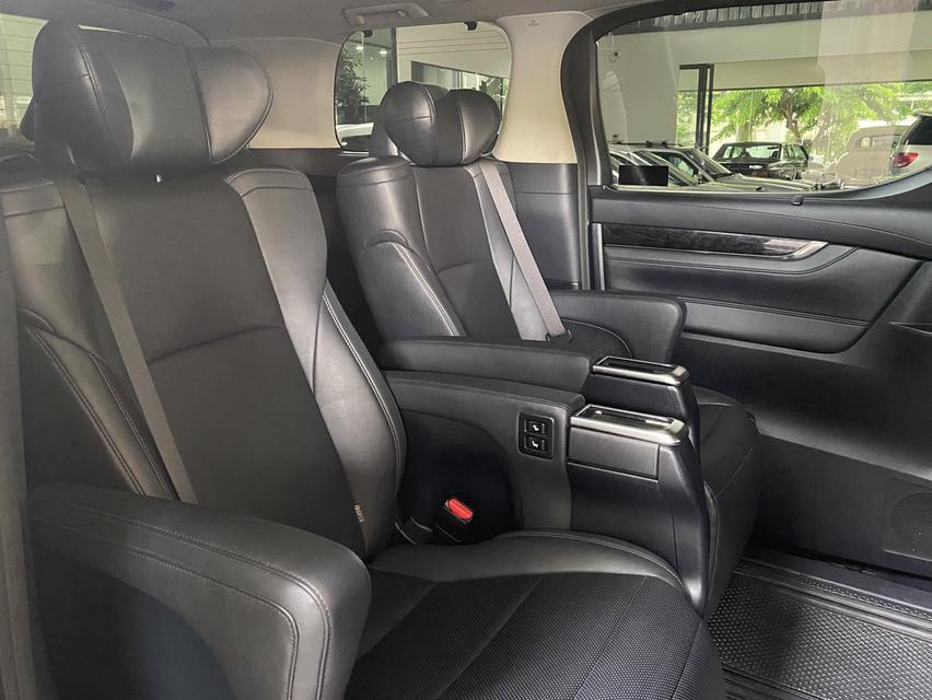 Toyota alphard  9