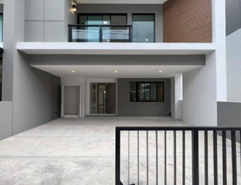 ให้เช่าทาวน์โฮม 3.5 ชั้น โครงการ พรีเมียม เพลส พหลโยธิน รามอินทรา หลังมุม / ถนนเทพรักษ์ 2