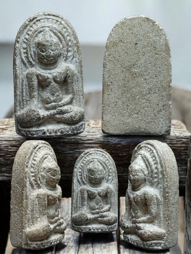 พระยอดขุนพลเมืองศรีเทพ เนื้อดิน กรุเมืองศรีเทพ (เมืองเก่า จ.เพชรบูรณ์)เป็นพระยุคปลายของเมืองศรีเทพ