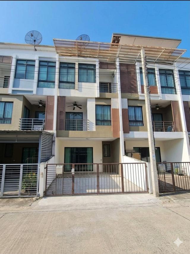 🏡✨ ทาวน์โฮม 3 ชั้น ทำเลศักยภาพ ย่านบางบอน กว้างขวาง พร้อมเข้าอยู่เร็ว ๆ นี้! ✨ 2