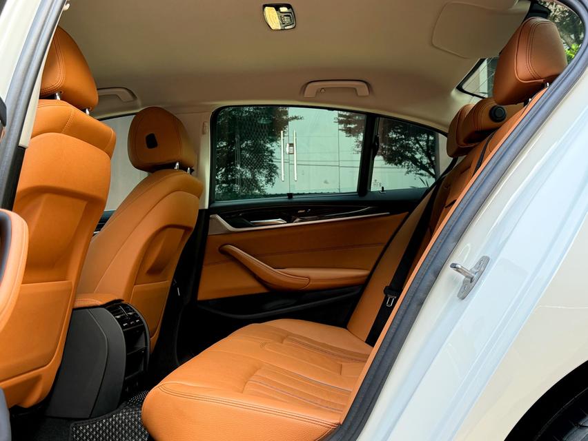 2018 BMW 520D G30 รถมือเดียวออกป้ายแดง รถออกศูนย์ BMW THAILAND รถวิ่งน้อย เข้าศูนย์ตรงระยะ รถไม่มีอุบัติเหตุครับ รูปที่ 14