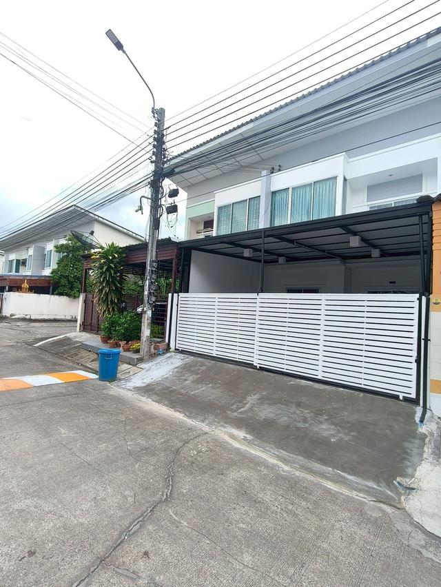 หมู่บ้านราชพฤกษ์  ถนนฉลองกรุง 61 ลาดกระบัง  หนองจอก  สุวินทวงศ  ์นัดชมบ้าน 085-318-6868 คุณวา 2