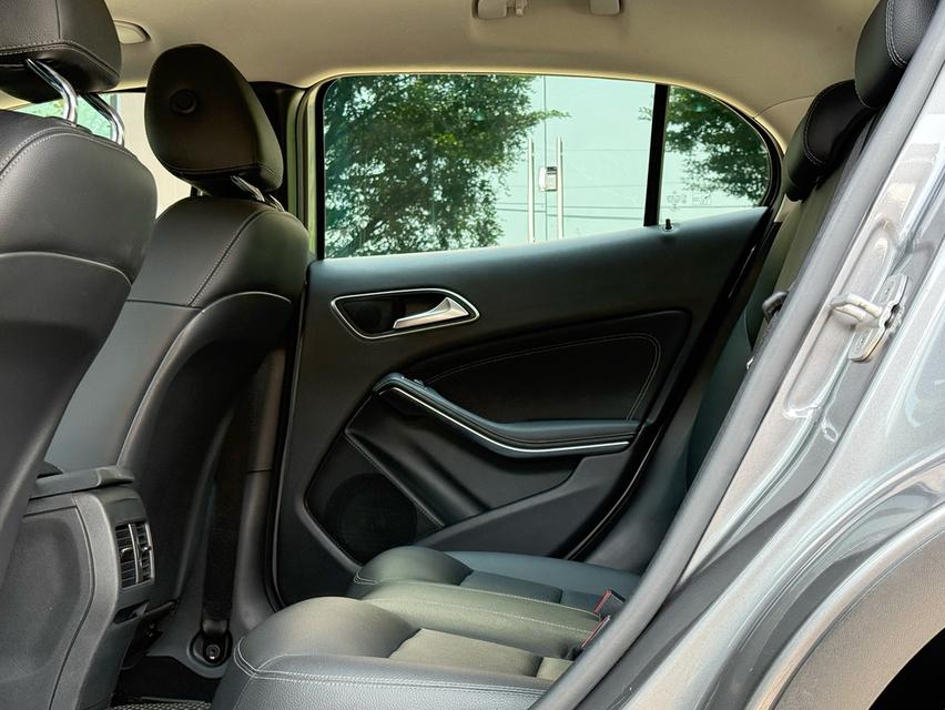 2017 BENZ GLA200 รถมือเดียวออกป้ายแดง รถวิ่งน้อย เข้าศูนย์ตามระยะ รถไม่เคยมีอุบัติเหตุครับ รูปที่ 14