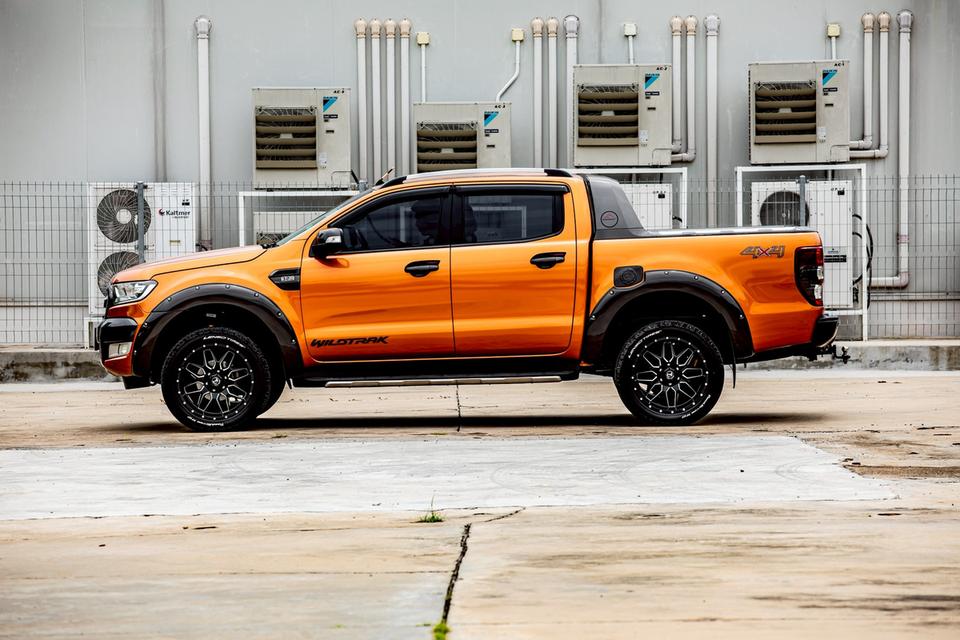 Ford Ranger 2.2 Wildtrak Hi-Lander Double Cab 4x4 เกียร์ AT ปี 2017 สีส้ม ของแต่งเกิน 2 แสน 9