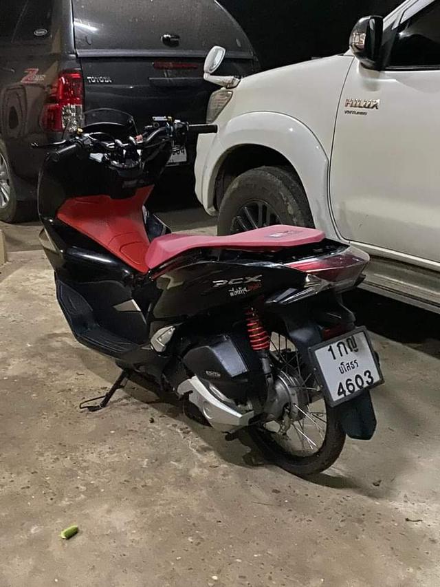 Honda pcx สีดำแดง