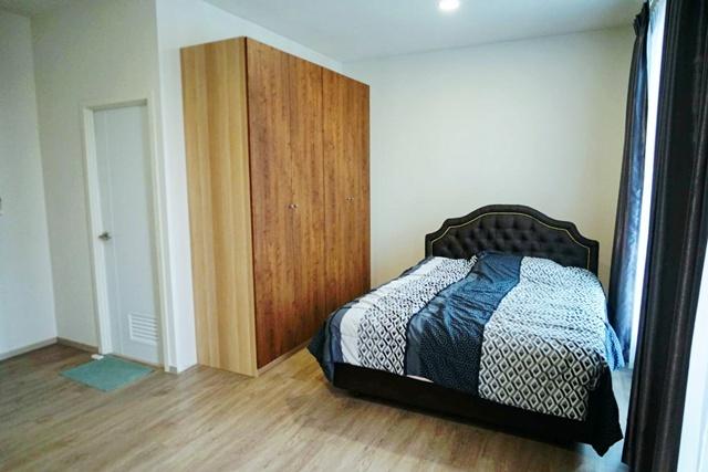 เลียบคลองหลวงแพ่ง MRT ศรีแบริ่ง 2.4 กม.ให้เช่าทาวน์เฮ้าส์ 3 ชั้น 20 ตร.ว. 240 ตร.ม. เฟอร์นิเจอร์ลอยครบ 3 นอน 4 น้ำ 4