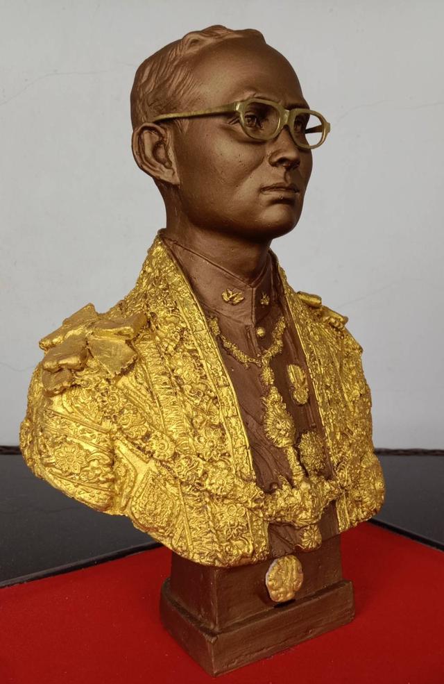 557.พระบรมรูปหล่อครึ่งพระองค์ในหลวงรัชกาลที่9 พระบาทสมเด็จพระปรมินทรมหาภูมิพลอดุลยเดช พร้อมกรอบกระจก 6