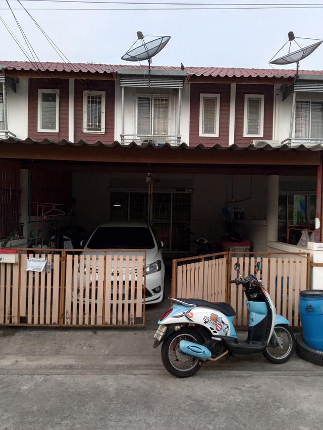 บ้านทาวน์เฮ้าส์ 3ห้องนอน 2ห้องน้ำ 1ห้องครัว 1ห้องเก็บของ จอดรถยนต์ได้2คัน หมู่บ้านแฟมิลี่ซิตี้ อำเภอเมืองชลบุรี ใกล้นิคมอมตะนคร ห่างมอเตอร์เวย์5นาที 1
