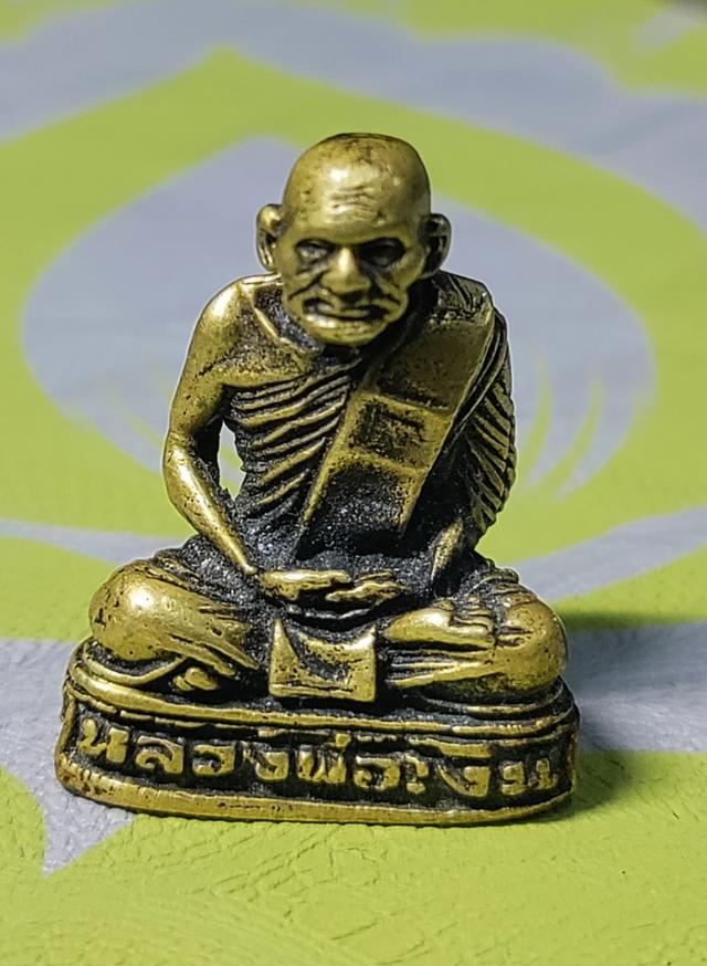 รูปหล่อหลวงพ่อเงิน วัดตะพานหิน