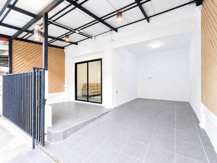 หมู่บ้านพฤกษา 33  ซอยวัดลาดปลาดุกทาวน์เฮาส์  2 ชั้น ตกแต่งใหม่พร้อมอยู่ มีรถประจำทางเข้าในหมู่บ้าน 2