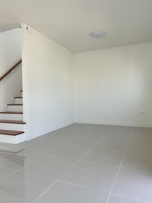 บ้านแฝด ใหม่ๆ สวยๆ 35 วา 4 นอน 2 น้ำ จอด 2 คัน ราคา 3.8 ลบ. 3