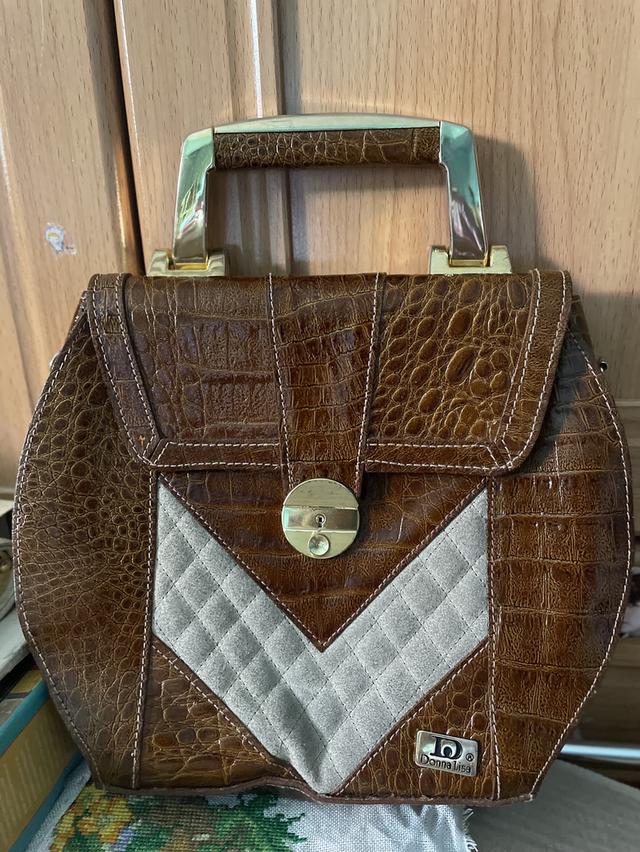 กระเป๋าหนังถือ